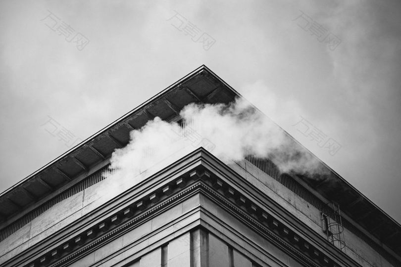 建筑角落和烟雾