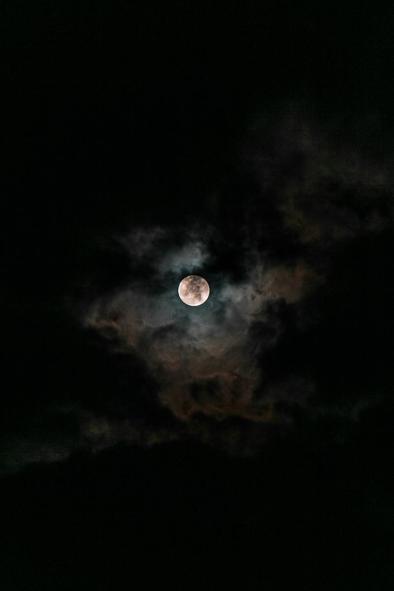 月亮天空云彩和夜空