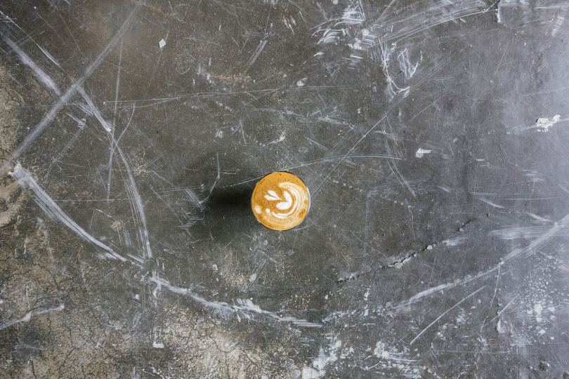 混凝土表面的咖啡