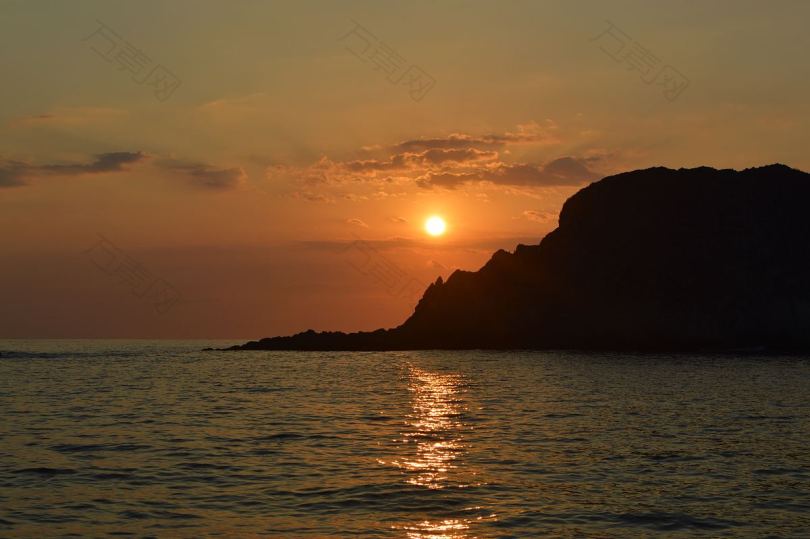 落日带着海洋和悬崖