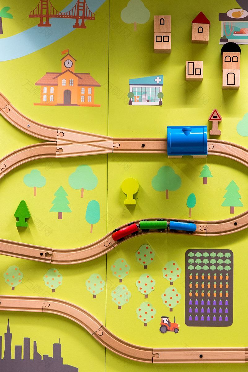 玩具火车铁轨和木制