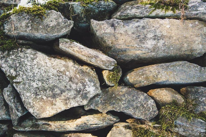 岩石石头苔藓和墙房