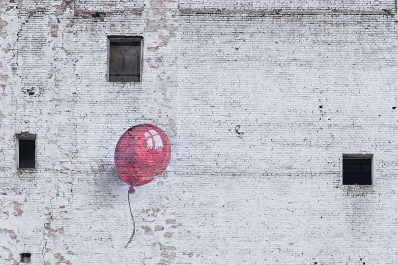 墙上的红色气球