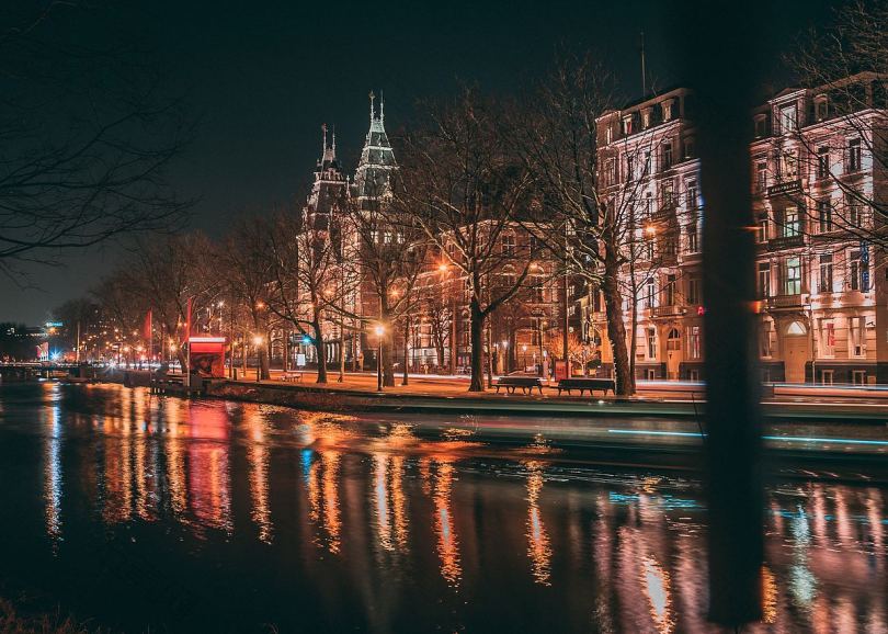 城市街道运河和夜景房