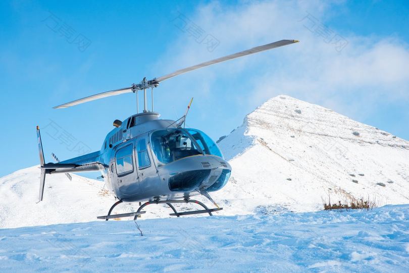直升机雪山和蓝高清