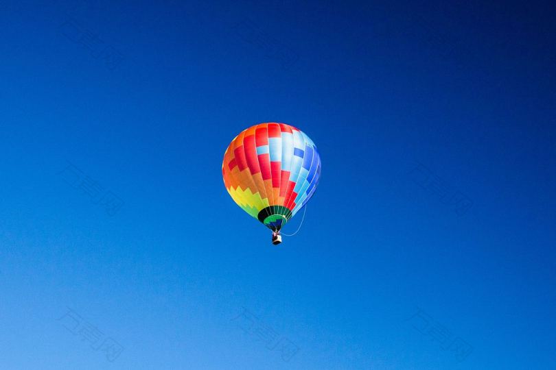 蓝色天空热气球