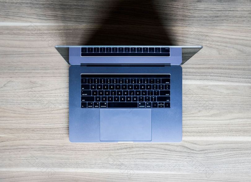 笔记本电脑桌子键盘和MacBook