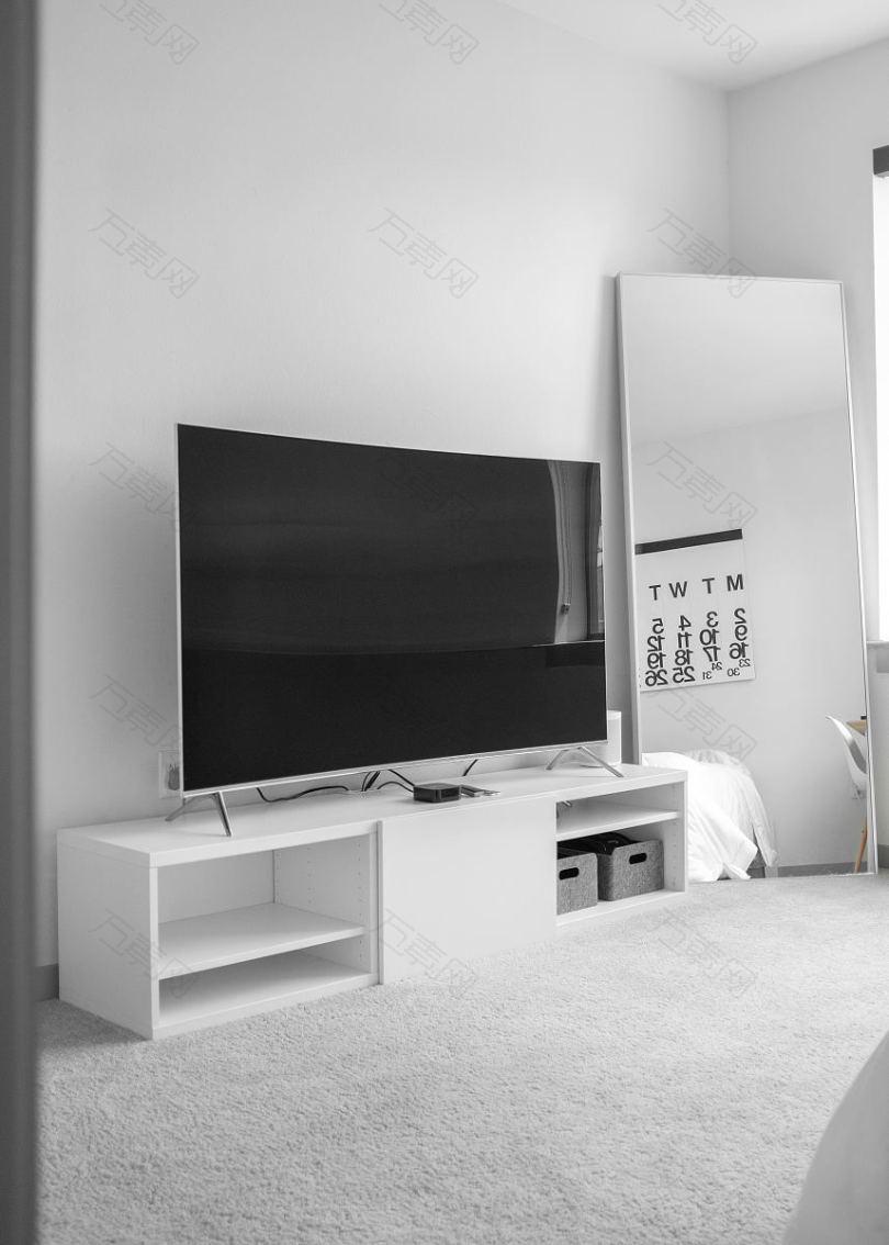 纯白色客厅里的黑色电视
