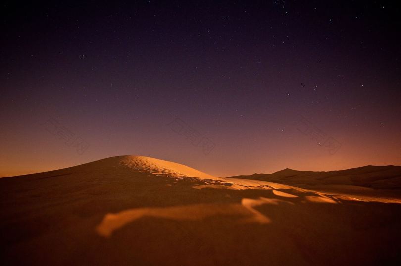 黄昏时的沙漠