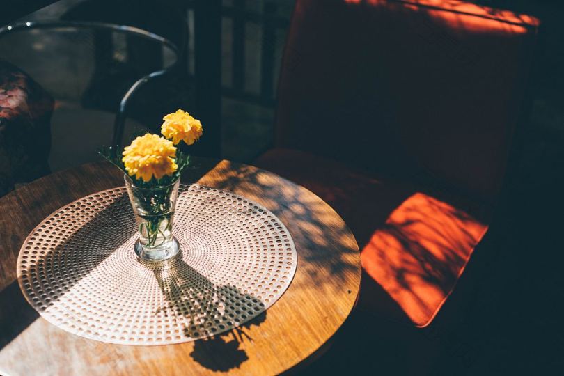 桌子鲜花花瓶和玻璃