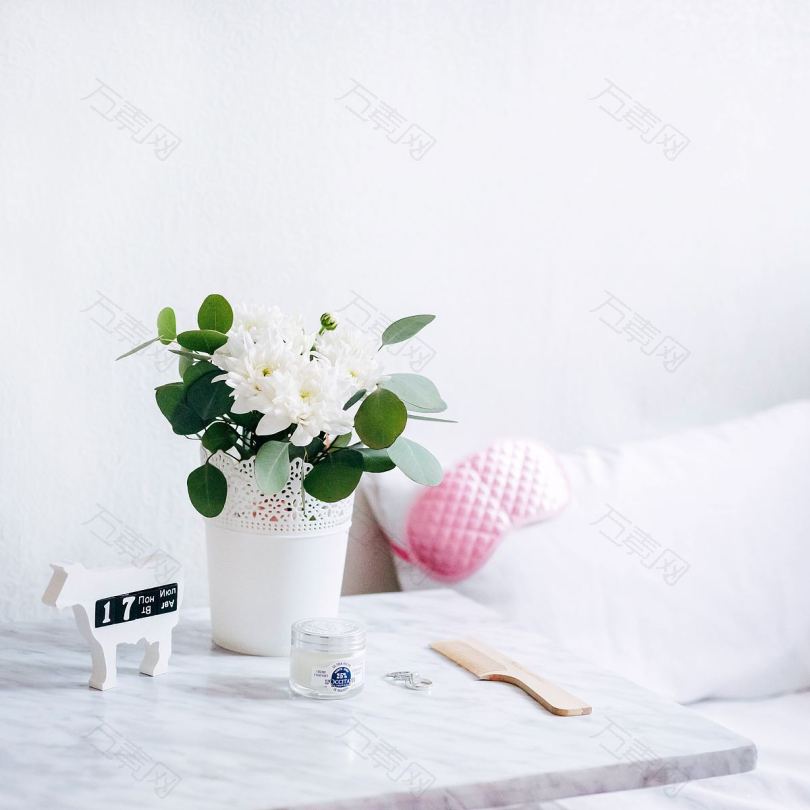 卧室床头柜上的白色玫瑰花盆栽