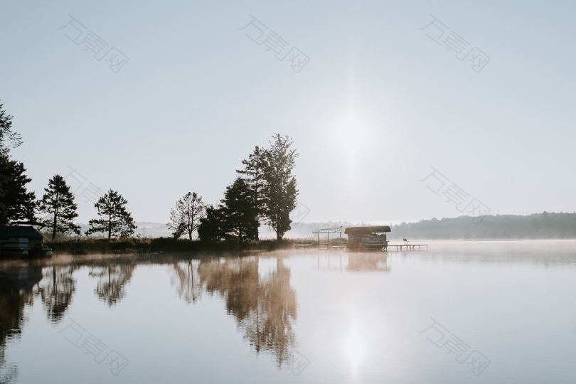 早上第一件事就是湖面上的平静