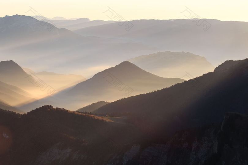云雾缭绕的日出山峰背景