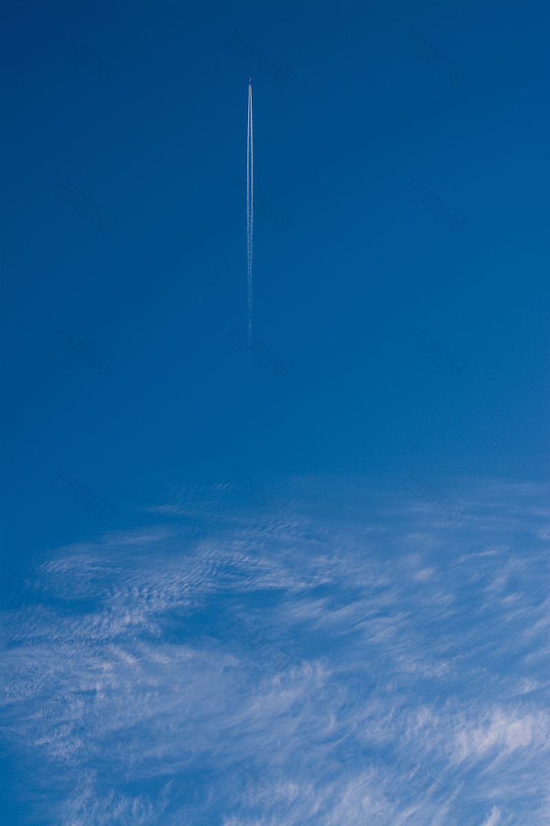 高飞的飞机和蔚蓝多云的天空