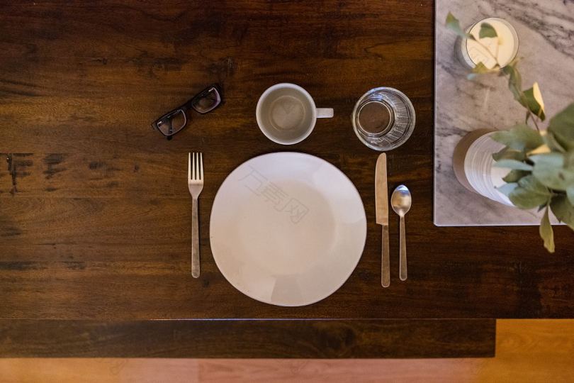 餐桌木桌眼镜和午餐高清
