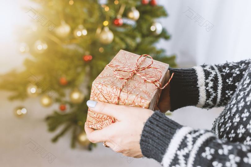 女人的手拿着圣诞礼盒