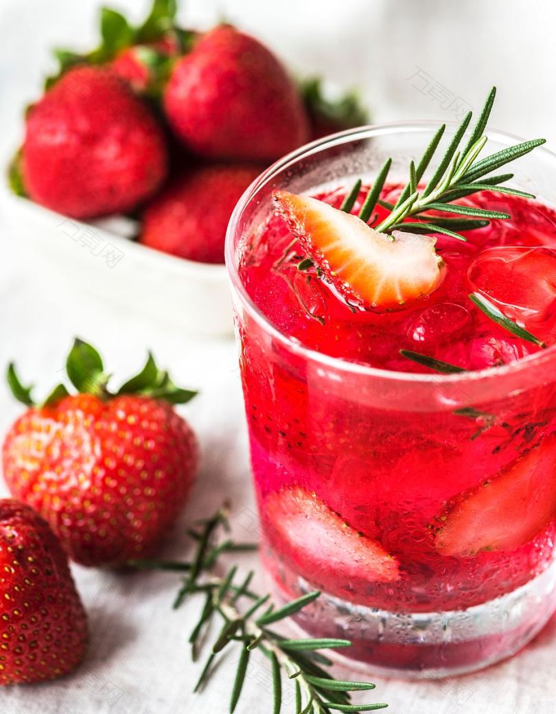 饮料玻璃浆果和草莓