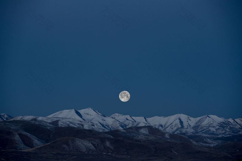 满月在山上