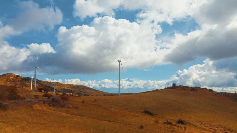 景观风电场风力涡轮机和天空