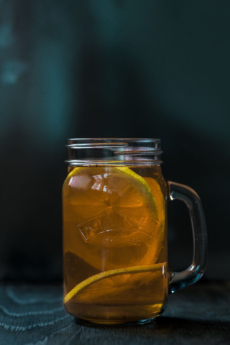 饮料罐子玻璃和柠檬
