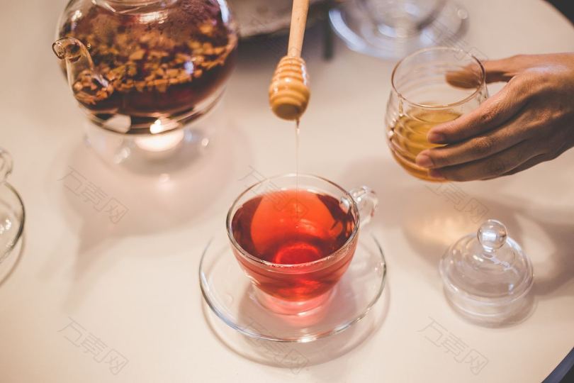 杯玻璃茶及蜂蜜房