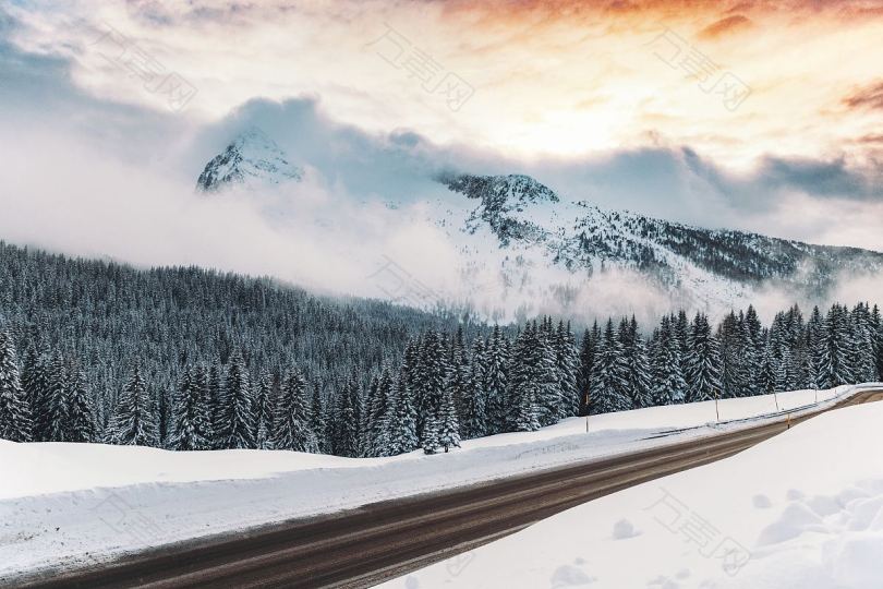 冬季雪山道路