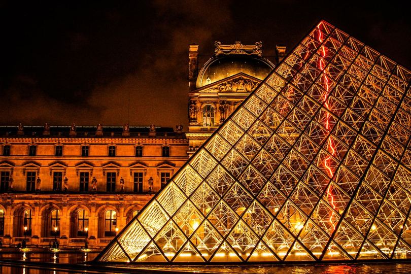 明亮卢浮宫金字塔