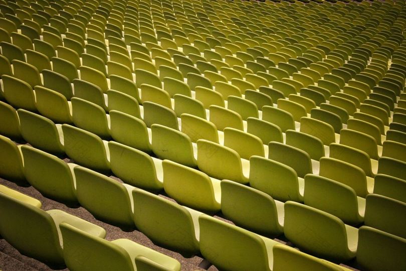 椅子排观众和绿色高清