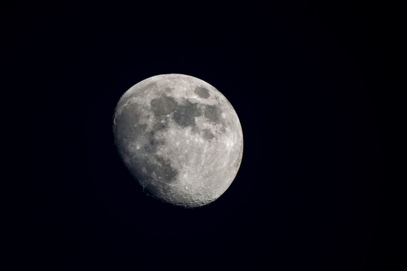 月亮天空黑色和陨石坑