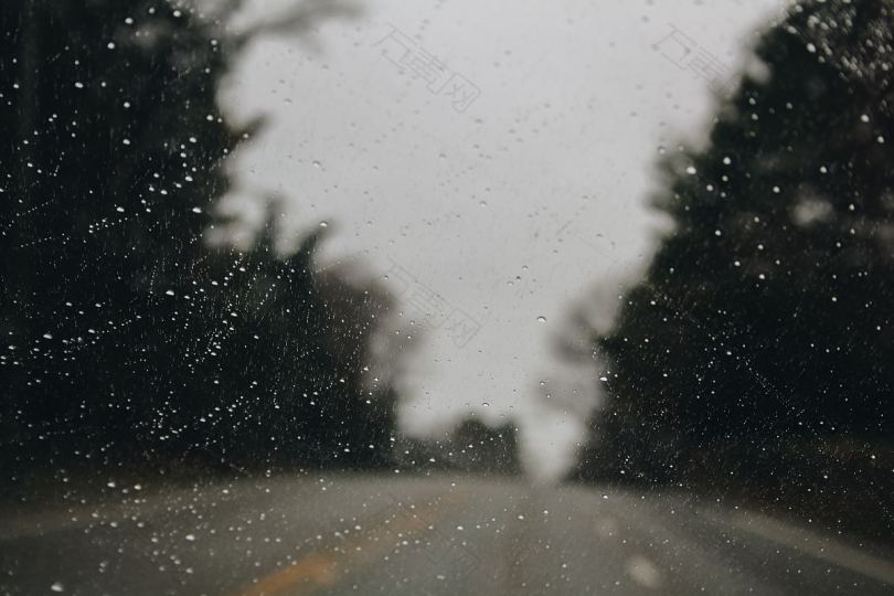 雨水窗户水滴和道路