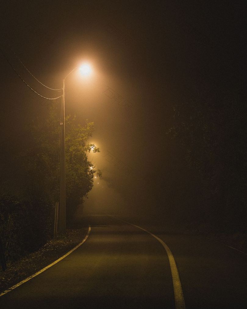 夜晚公路旁的路灯