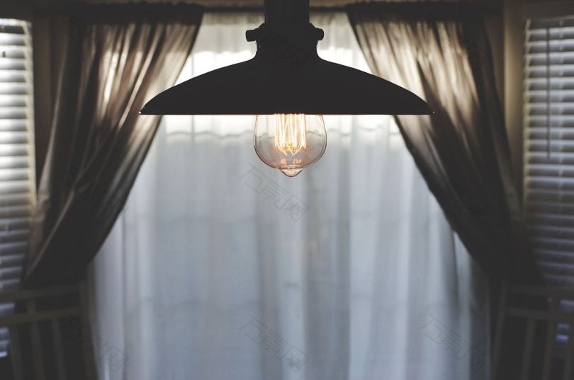 灯窗灯泡和窗帘