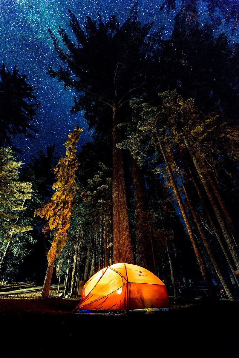 在星空的夜晚灯火通明的帐篷