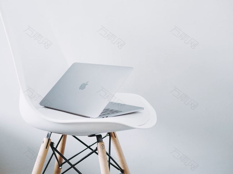 椅子白色笔记本电脑和MacBook