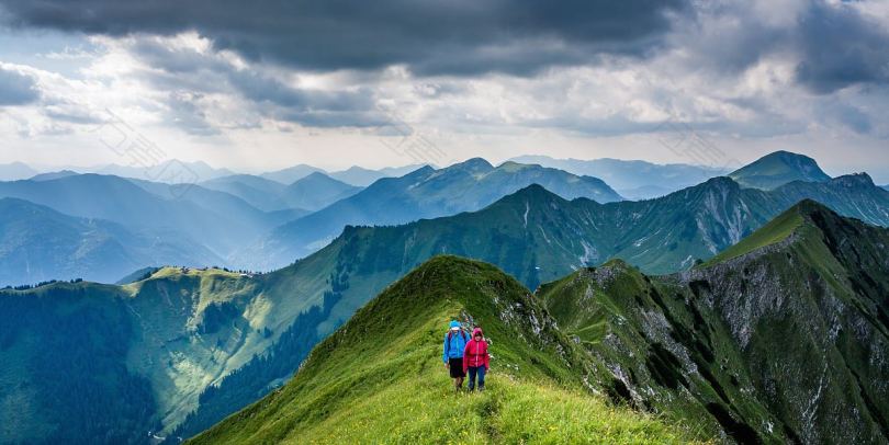 在长满草的山脊上徒步旅行