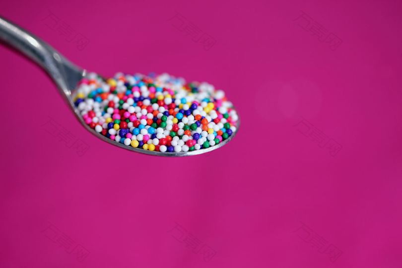 一勺小小的彩虹色糖果