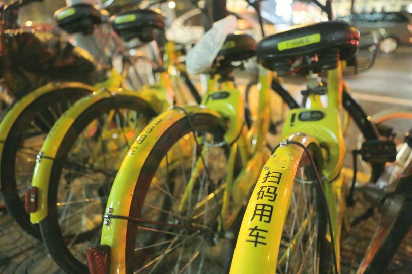 自行车黄色自行车和城市高清