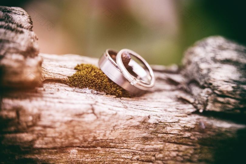木头上的结婚戒指