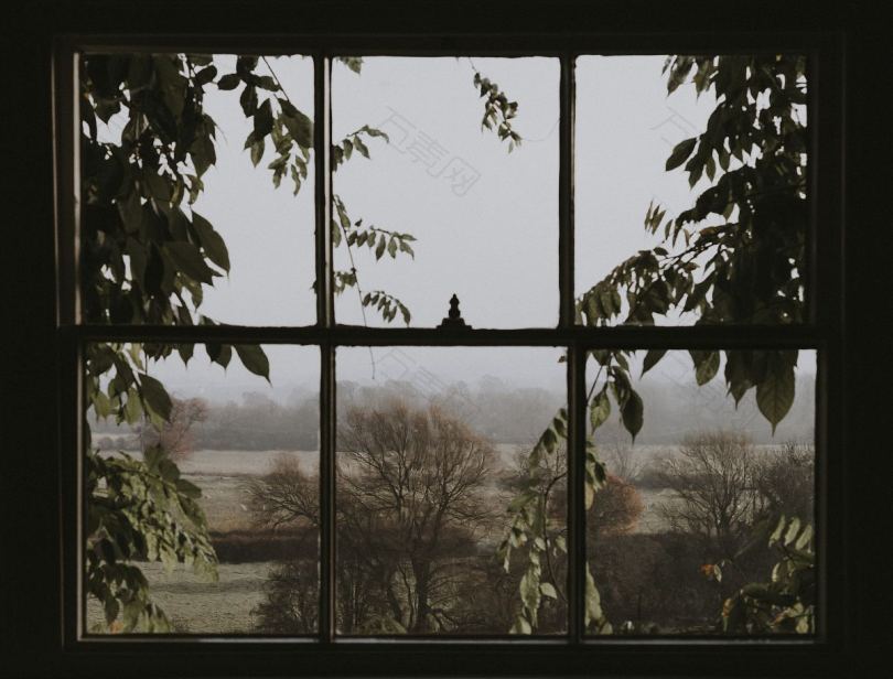 英国乡村透过窗户被框住