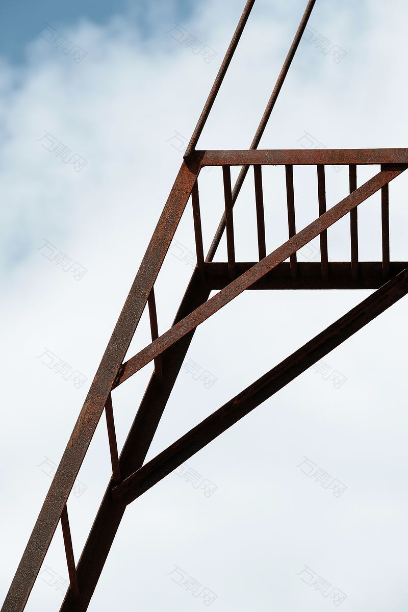 工业现场生锈的金属梯子