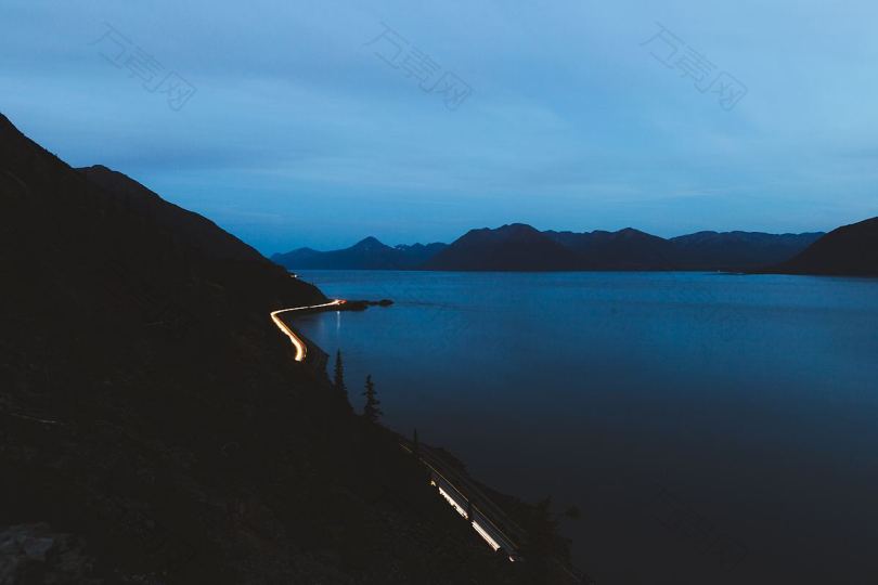 湖泊光明蓝色和森林