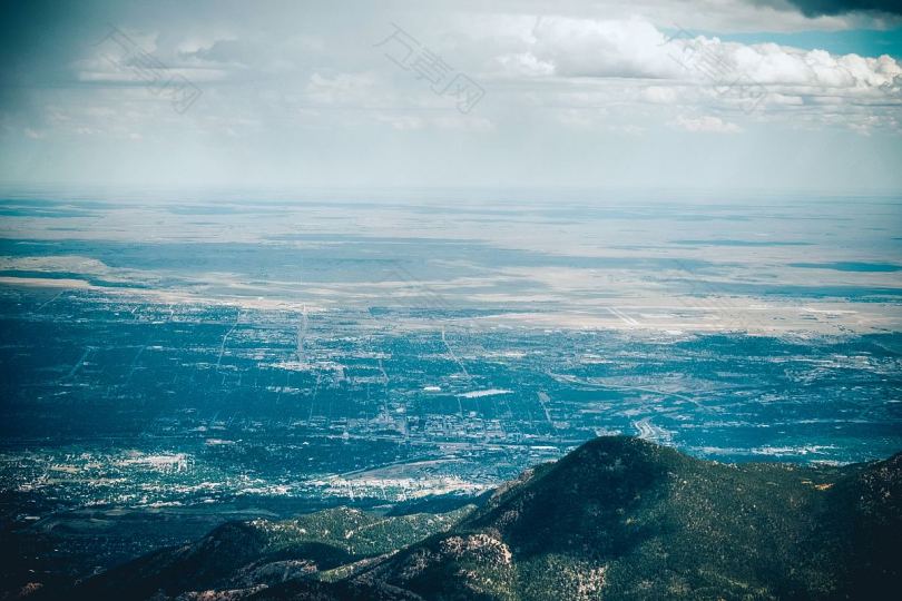 山顶空中高山和山谷