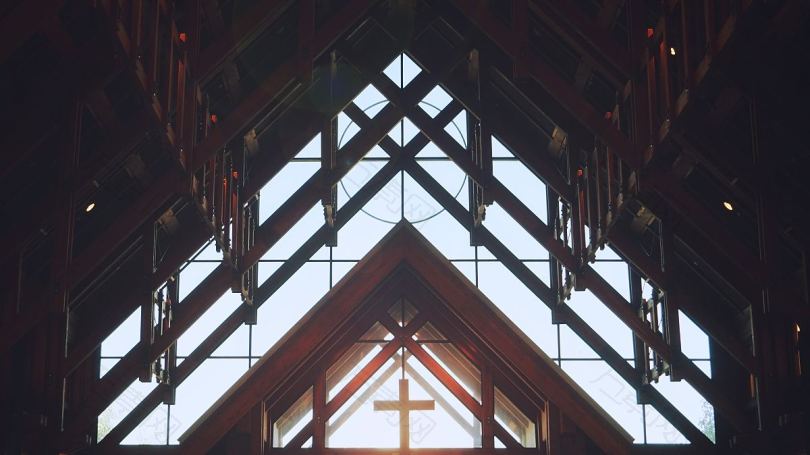 教堂窗户交叉和框架