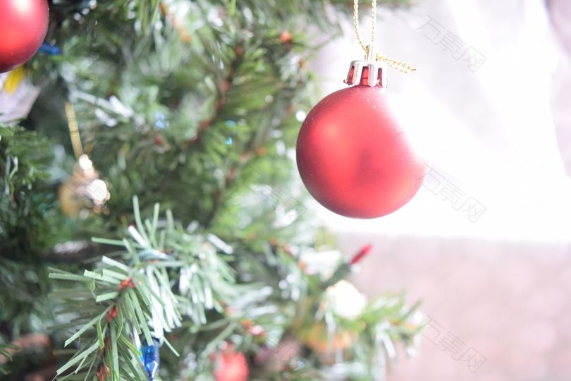 圣诞树上的红色圣诞装饰品