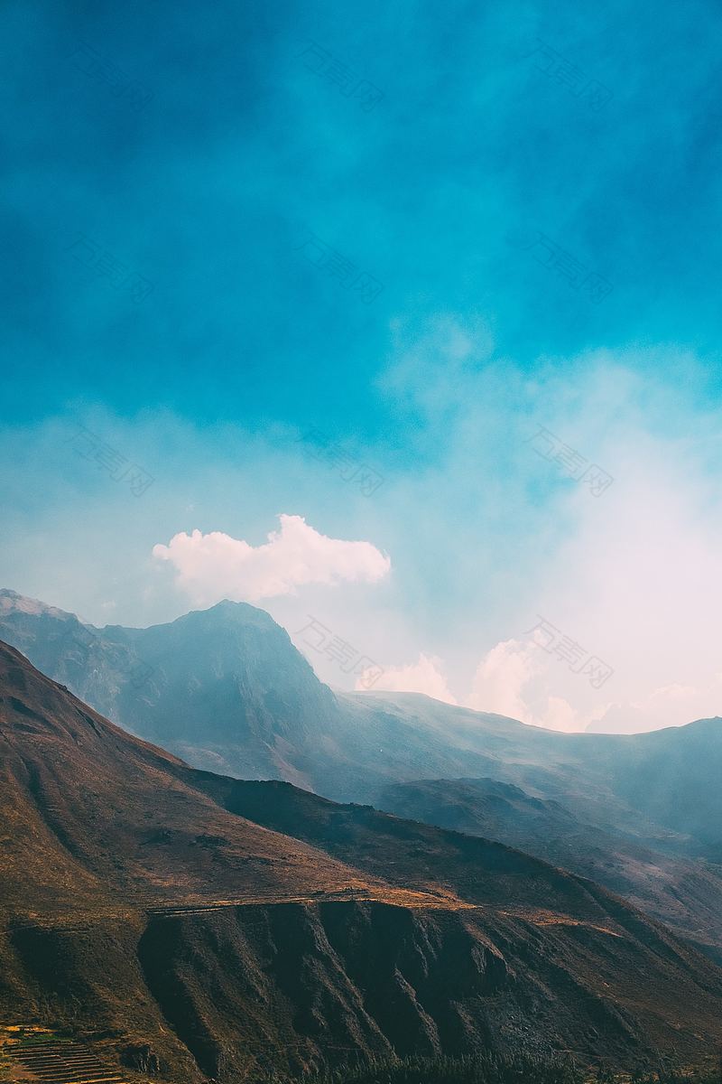 奥兰泰坦博山脉上空的蔚蓝天空