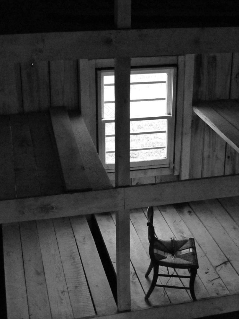 椅子黑白相间老式和橱窗房