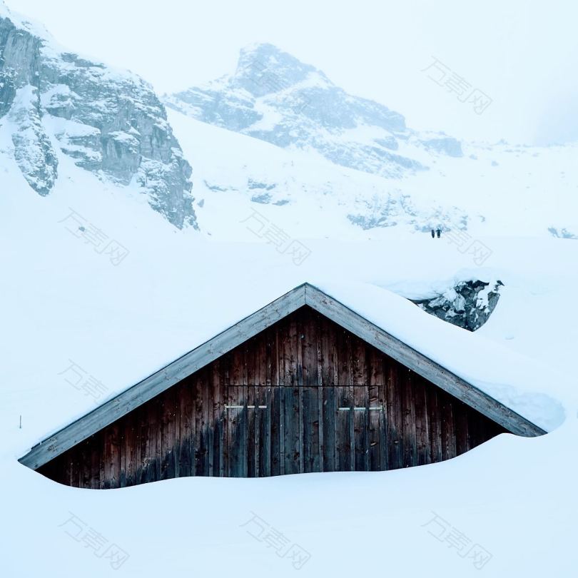 屋顶雪盖和掩埋房