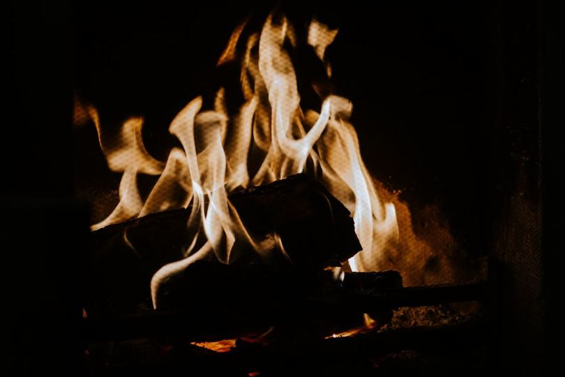 火篝火及木柴房
