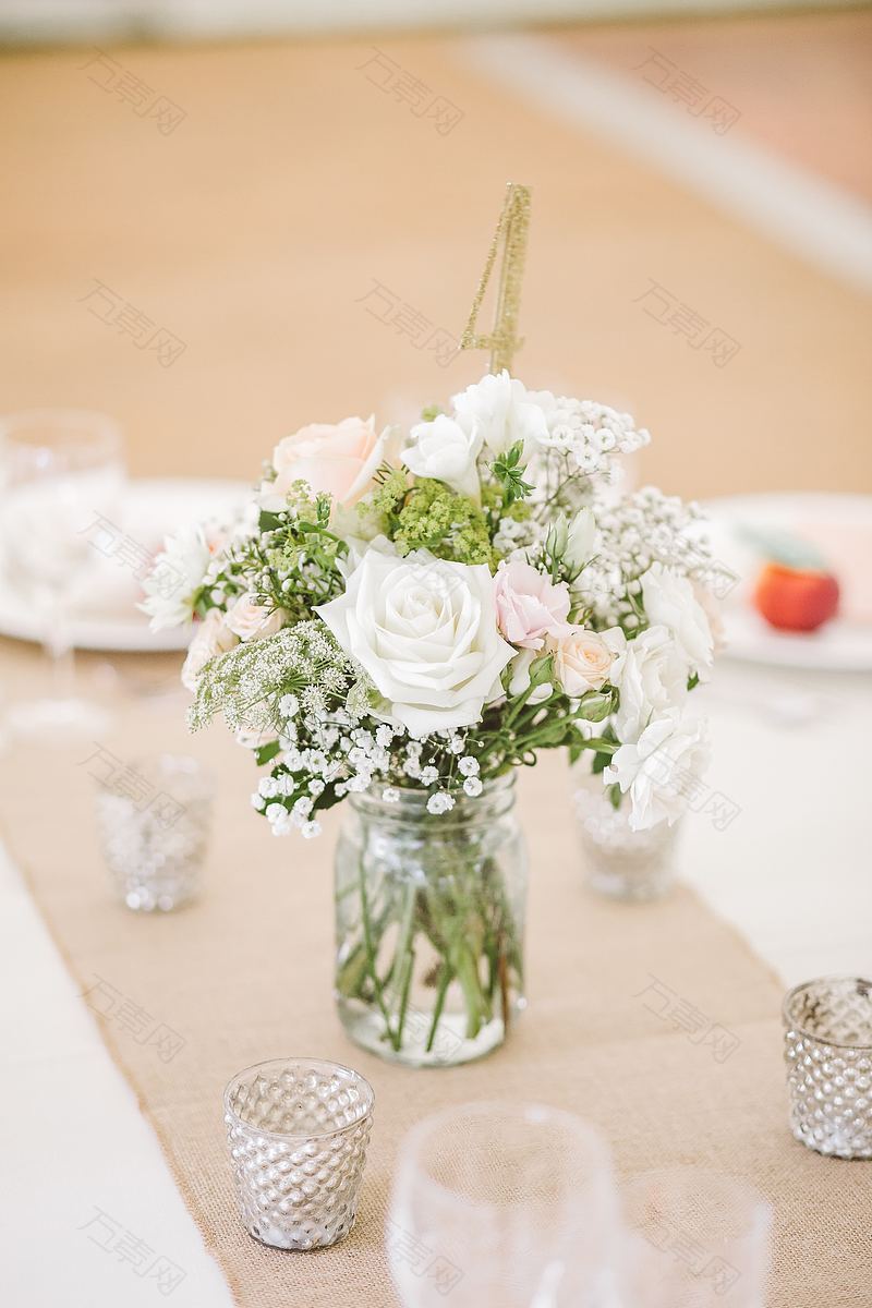 鲜花花束桌子和布景