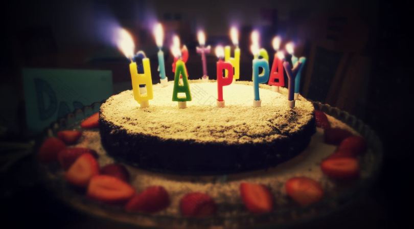蛋糕生日蛋糕蜡烛和生日快乐